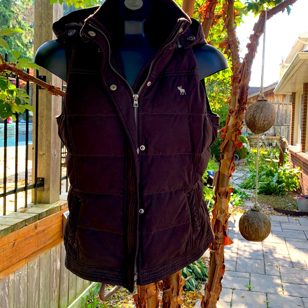 Abercrombie Puffy Vest Sz. L Fitted Snaps Detachable Hood Funnel Neck
